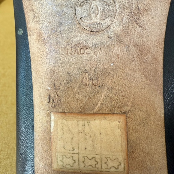 Chanel Black Loafers with Elegant Bow Detail - Picture 7 of 7